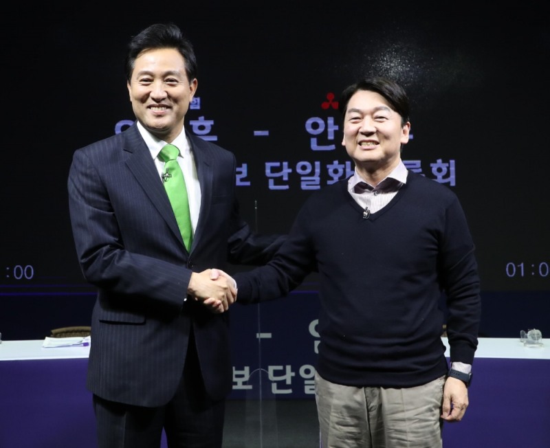 민의힘 오세훈 서울시장 후보와 국민의당 안철수 서울시장 후보가 15일 오후 서울 영등포구 더플러스 스튜디오에서 채널A 주관으로 열린 후보 단일화 TV토론회에 앞서 기념촬영을 하고 있다.(사진=연합뉴스)