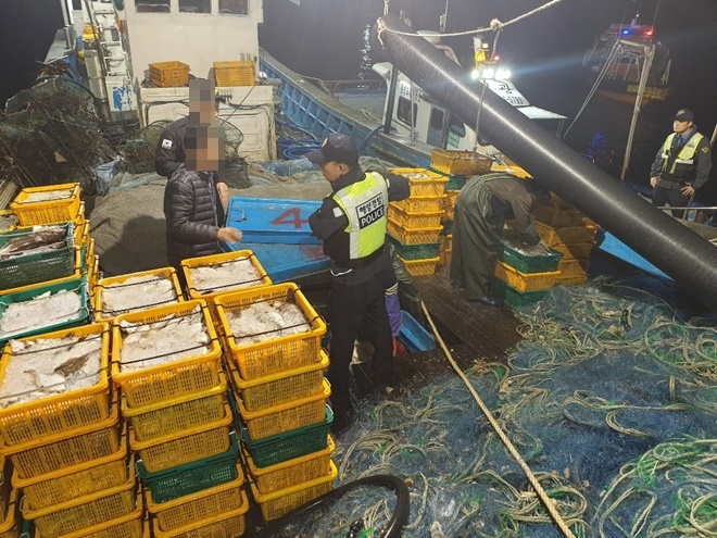 정원초과 단속모습.(사진제공=울산해양경찰서)