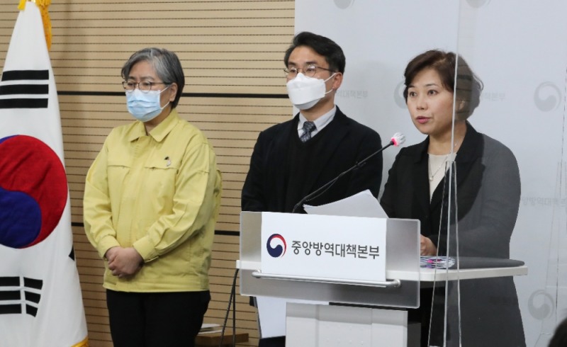 최은화 예방접종전문위원회 위원장(오른쪽)이 22일 오후 충북 청주시 질병관리청에서 열린 신종 코로나바이러스 감염증(코로나19) 국내발생 및 예방접종 현황 등의 정례브리핑에서 아스트라제네카 코로나19 백신 접종 후 발견된 혈액응고 장애 사례들과 관련해 설명하고 있다. 왼쪽은 정은경 질병관리청장(사진=연합뉴스)