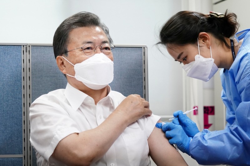아스트라제네카 백신 접종 주사를 맞고 있는 문재인 대통령(사진=연합뉴스)