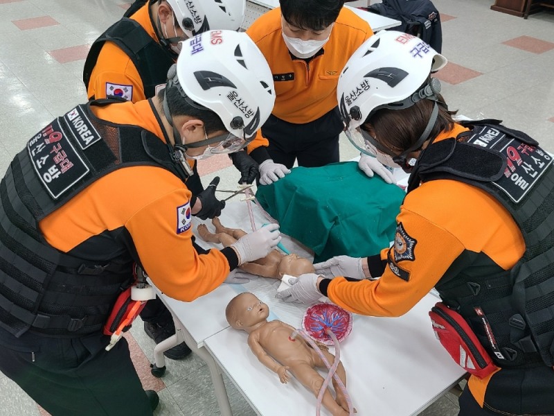 온산소방서 구급대원이 응급분만 특별교육을 받고 있다.(사진제공=온산소방서)