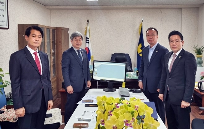 3월 24일 열린 법무부 법무보호위원 경기북부지부협의회 정기총회 기념촬영(왼쪽부터 임일호 부회장, 김명달 협의회장, 이재영 지부장, 기천서 사무총장). (사진제공=한국법무보호복지공단 경기북부지부)