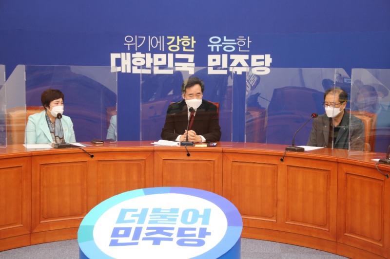 지난해 10월 22일, 경북대실험실 사고 피해자 가족이 이낙연 더불어민주당 대표와 만나고 있다.(사진=전헤숙 의원실)