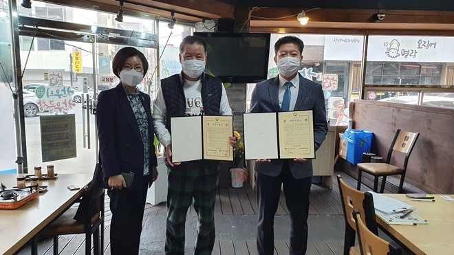 아름다운 동행 제37호 후원의 집으로 선정된 한우리축산유통에서 후원약정서를 내보이며 기념촬영.(사진제공=한국법무보호복지공단울산지부)