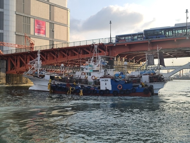 영도대교 인근 해상 표류선박.(사진제공=부산해양경찰서)