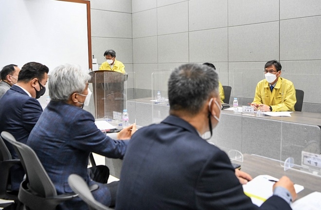 부사니는 29일 유흥시설 관련 협회장 및 관계자들과 긴급회의을 열고 있다.(사진제공=부산시)