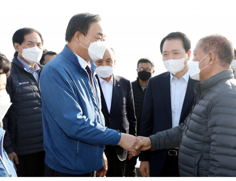 임준택 수협중앙회장(사진 좌측에서 두번째)이 어선화재현장에서 성일종 국회의원(사진 우측에서 두번째)과 피해어업인을 만나 피해 수습책을 논의하고 있다.(사진= 수협중앙회)