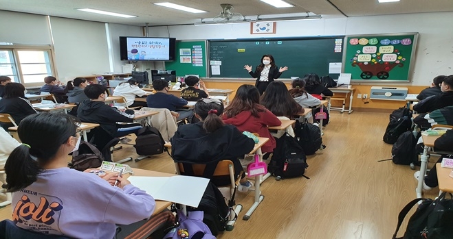 신정초에서 진행된 학교폭력예방교육.(사진제공=울산청소년꿈키움센터)