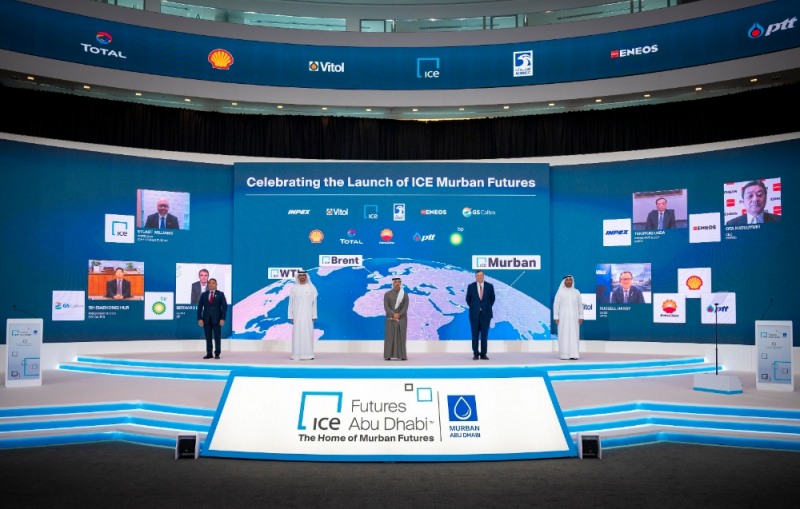 GS칼텍스 허세홍 사장(맨 왼쪽, 화상)이 29일 오후에 열린 ICE 아부다비 선물거래소 출범식에서 행사 관계자들과 기념 촬영을 하고 있다.(사진=GS칼텍스)