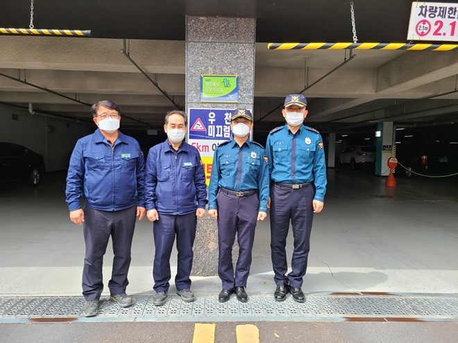 30일 의창구 북면 감계 푸르지오 범죄예방 우수주차장 인증식을 갖고 기념촬영.(사진제공=창원서부경찰서)