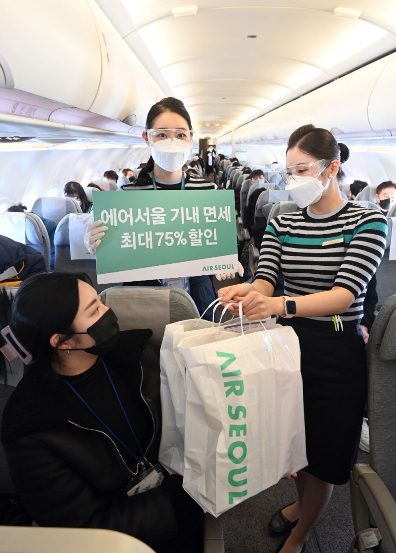 에어서울 해외 무착륙 비행 기내 면세품 구매 모습.(사진=에어서울)