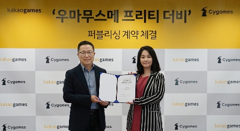'우마무스메 프리티 더비' 국내 퍼블리싱 계약식에서 카카오게임즈 조계현 각자 대표(왼쪽)와 사이게임즈 오부세 유카 아시아사업 총괄(오른쪽)이 기념사진을 촬영하고 있다. 사진=카카오게임즈