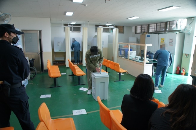 선거권을 갖고 있는 수용자들이 부산시장 보궐선거 거소투표를 하고 있다. (사진제공=부산교도소)