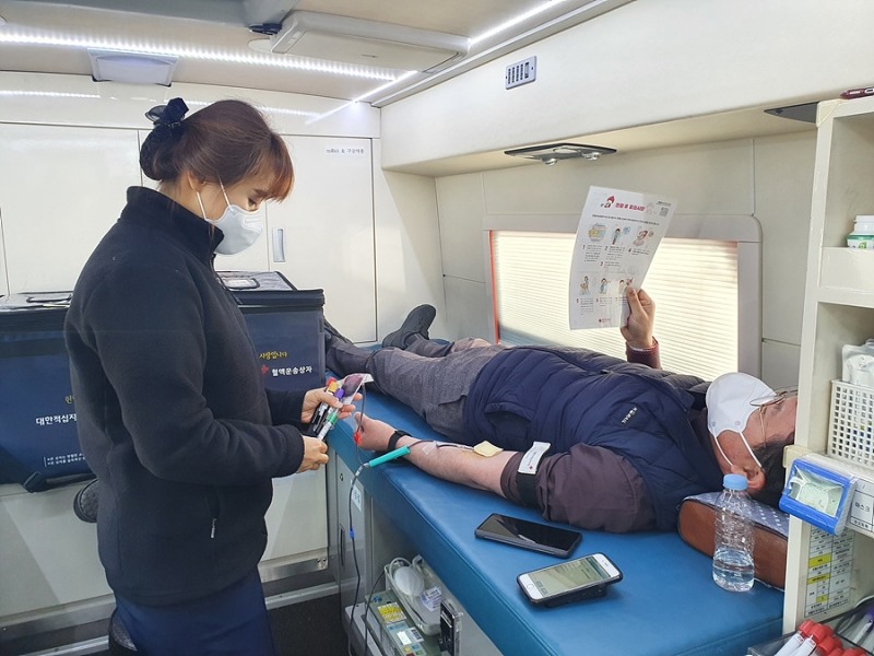 한국철도 직원들이 대한적십자사 대전세종충남혈액원 차량에서 발열체크와 마스크 착용 등 감염증 예방 수칙을 준수하며 헌혈하고 있다.(사진=코레일)