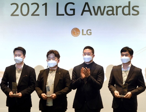 30일 오후 서울 마곡 LG사이언스파크에서 개최한 'LG어워즈(Awards)'에서 구광모 LG 대표가 일등LG상 수상자들과 기념 촬영을 하고 있다. 사진=LG