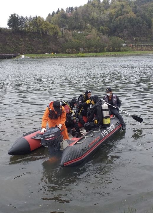 실종자를 수색하고 있다. (사진제공=진주소방서)