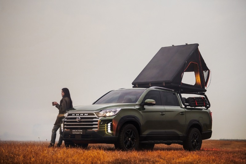 더 뉴 렉스턴 스포츠와 배우 이시영.(사진=쌍용자동차)