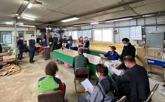 사회봉사 수혜 농가주들 대상 안전사고 예방 교육을 하고 있다.(사진제공=부산서부준법지원센터)