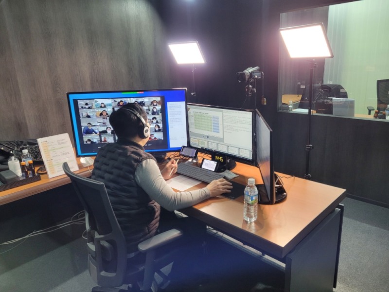 지난해 신설된 스튜디오에서 강의 중인 인천산곡2-2구역재개발아파트 관리팀 홍태호 과장의 모습.(사진=쌍용건설)