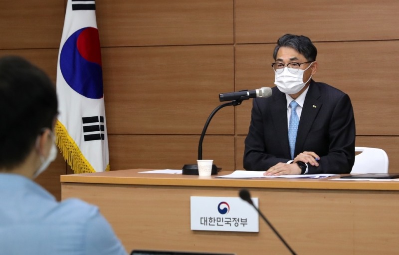 김정렬 LX한국국토정보공사 사장이 6일 오전 세종시 국토교통부 브리핑실에서 열린 기자간담회에서 취재진의 질문에 답하고 있다.(사진=한국국토정보공사)