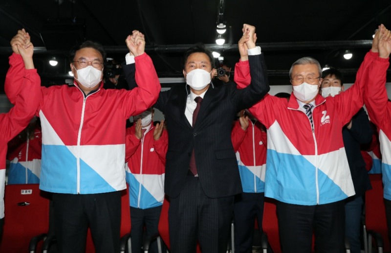 사진=연합뉴스 국민의힘 오세훈 서울시장 후보가 7일 서울 여의도 국민의힘 중앙당사 개표상황실에서 방송3사(KBS,MBC,SBS) 공동 출구 조사 결과발표에서 더불어민주당 박영선 서울시장 후보를 앞서는 걸로 예측되자 김종인 비대위원장 등과 함께 기뻐하고 있다.