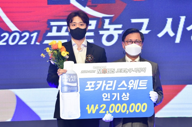 동아오츠카, 원주 DB 허웅 선수 ‘포카리스웨트 인기상’ 시상