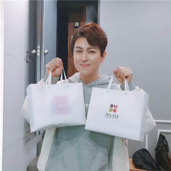 ' 잇츠핏 ' 홍보 모델 가수 김현민 팬 콘서트 인기상품으로 행사 후원