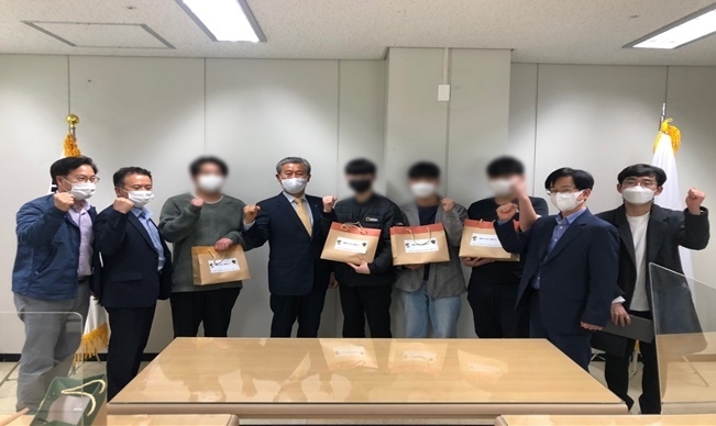 검정고시 응시 보호관찰 대상자를 초청해 합격 기원 수제 찹쌀떡 등 격려물품을 전달하고 기념촬영.(사진제공=제주보호관찰소)