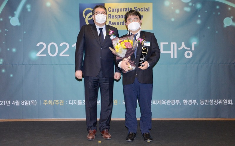 (왼쪽부터) 디지틀조선일보 김영수 대표이사와 롯데건설 미래혁신담당임원 한정호 상무.(사진=롯데건설)