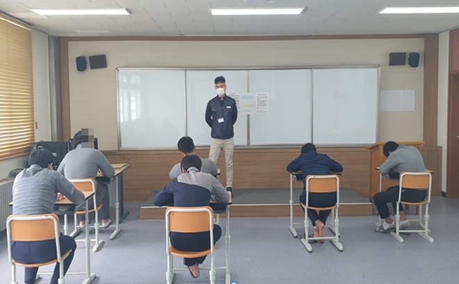 2021년 제1회 검정고시에 임하고 있는 원생들.(사진제공=서울소년원)