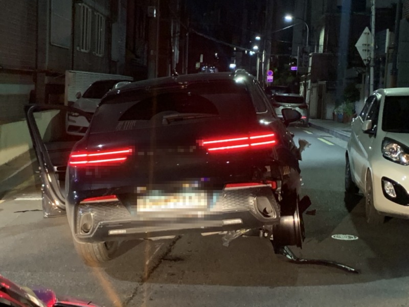 뒷바퀴 빠진채로 도주한 차량.(사진제공=부산경찰청)