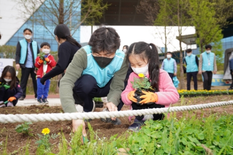 건보공단, '아이조화' 수변공원 꽃길 조성