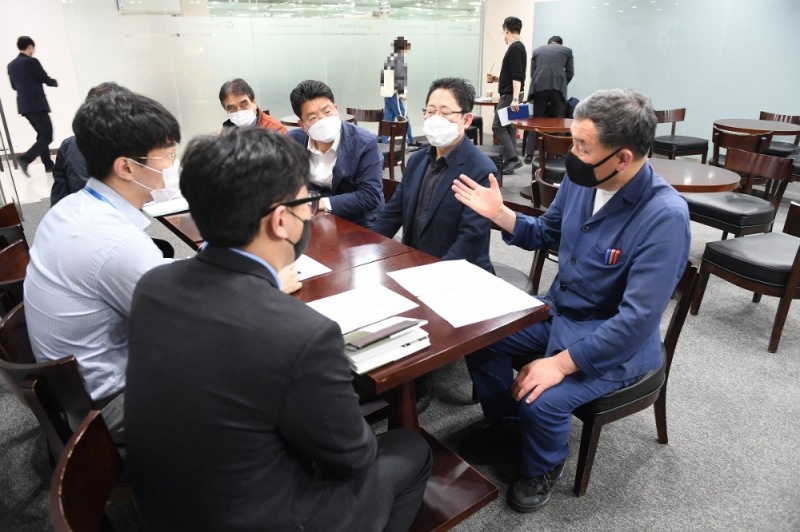 4월 13일 기장군수와 기장군 관계 공무원은 과학기술정보통신부를 방문해 동남권원자력의학원 심·뇌혈관 의료장비 도입을 위한 중앙부처의 예산지원을 협조 요청하고 있다.(사진제공=부산 기장군)