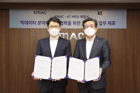 최준기 KT AI/BigData사업본부장(왼쪽)과 최돈모 KMAC CSO가 MOU 체결 후 기념사진을 촬영하고 있다. 사진=KT