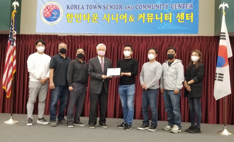 ‘LA 한인타운 시니어 & 커뮤니티 센터’ 기부금 전달식.(사진=반도건설)