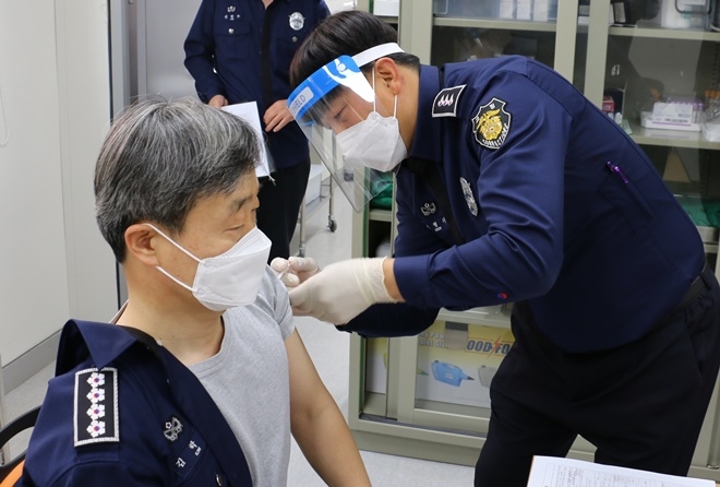 김학봉 소장이 백신을 접종하고 있다.(사진제공=정읍교도소)
