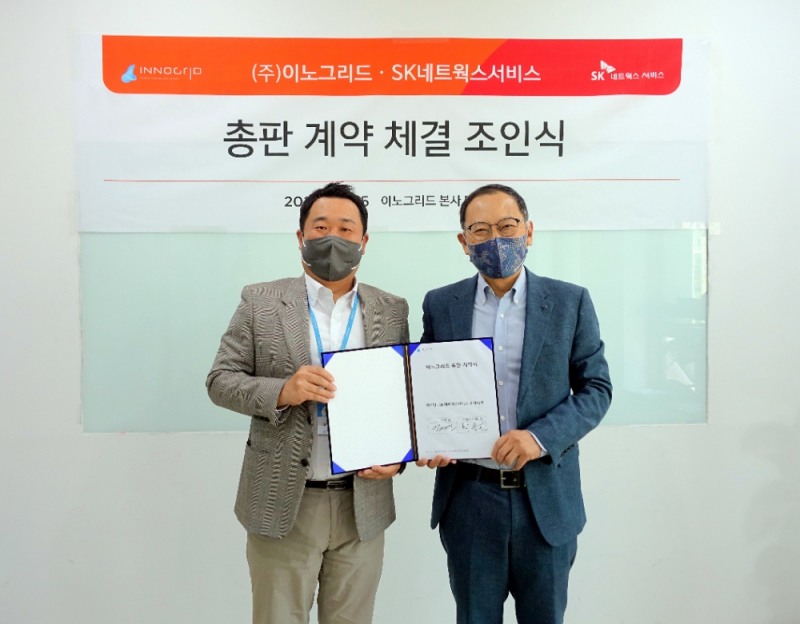 이노그리드-SK네트웍스서비스 총판 계약 체결 조인식 기념 촬영을 하는 SK네트웍스서비스 박용진 본부장(오른쪽)과 이노그리드 김명진 대표이사.(사진=SK네트웍스)