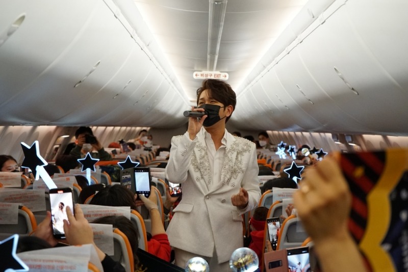 18일 제주항공 7C380편에서 트로트 가수 김수찬이 기내 팬미팅을 진행해 공연을 하는 등 팬들과 즐거운 시간을 보내고 있다.(사진=제주항공)