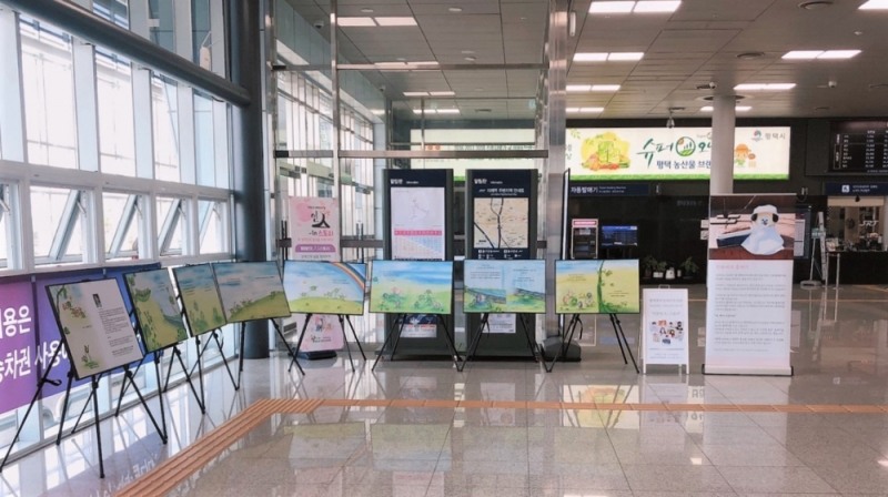 SRT 지제역은 19일부터 23일까지 5일간 장애인식개선에 대한 배너 및 그림책을 역사 내 유휴공간을 이용해 전시한다.(사진=SR)
