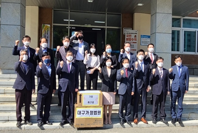 서경희 대구가정법원장 등 일행이 4월 19일 대구소년원을 방문하고 기념촬영. (사진제공=대구소년원)