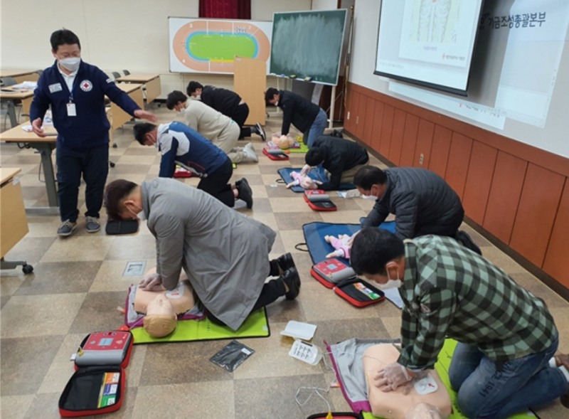경륜선수 안전지원관들이 응급처치 전문 강사의 지도아래 심폐소생술 실습을 하고 있다. (사진=국민체육진흥공단)