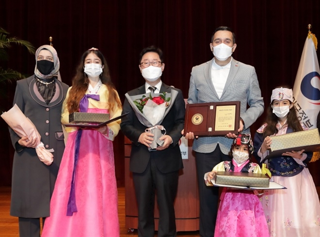 법무부 장관이 우수인재 토프락웨이스와 함께 국적을 취득한 딸 3명 가족들과 기념촬영을 하고 있다.(사진=법무부)