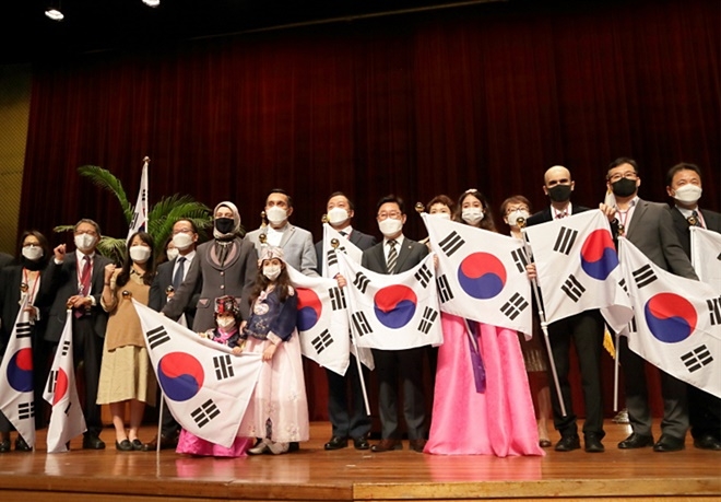 법무부 장관이 대한민국 국적을 취득한 우수인재 및 그 가족들과 기념촬영을 하고 있다.(사진=법무부)