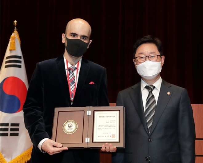 법무부 장관이 학술분야 우수인재 에브라힘 나저드에게 국적증서를 수여하고 기념촬영을 하고 있다.(사진=법무부)