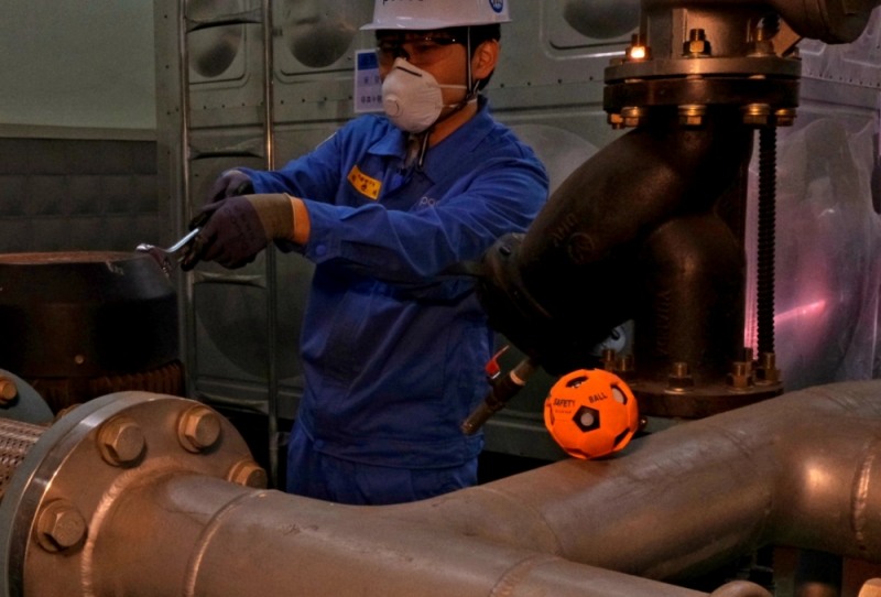 포스코 직원이 작업 현장에 스마트 세이프티 볼을 부착해 실시간으로 유해가스를 측정하며 작업을 진행하고 있다.(사진=포스코)