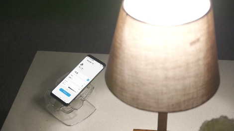 삼성전자 갤럭시 S9으로 '갤럭시 업사이클링 앳 홈'을 사용하고 있는 모습. 사진=삼성전자