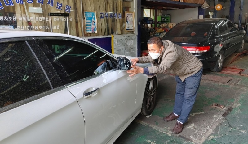 케이투모터스 박영훈 대표가 수리를 위해 입고된 차량 상태를 확인하고 있다.(사진=케이투모터스)