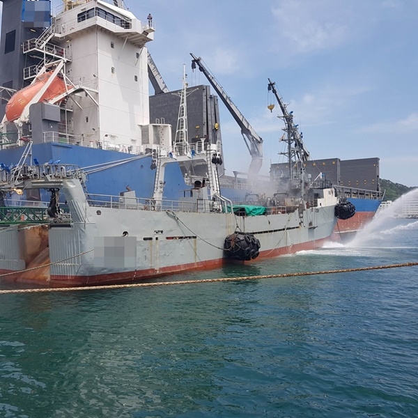 출동한 해경이 화재선박을 진압하고 있다.(사진제공=부산해양경찰서)