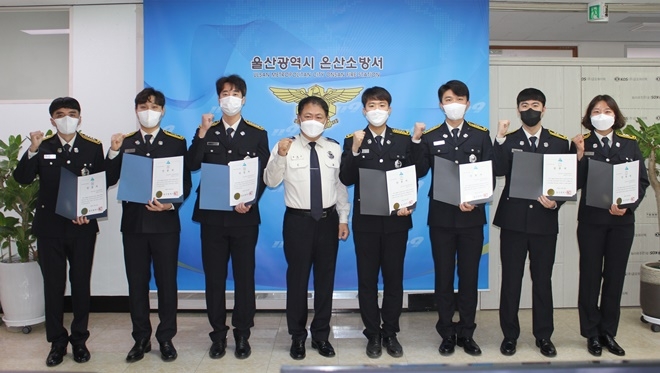 윤태곤 서장이 소중한 생명을 구한 구급대원에게 트라우마·브레인 세이버 수여식을 갖고 기념찰영.(사진제공=온산소방서)