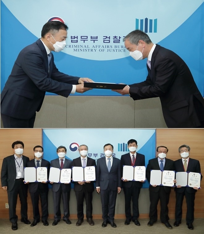 법무부 감찰관이 21일 오전 정부과천청사에서 양종국 법무부 청렴시민감사관 등 6명에게 위촉장을 수여하고 기념촬영.(사진제공=법무부)